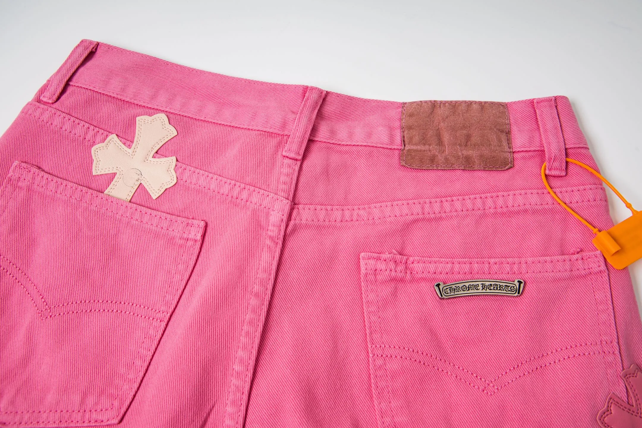 P250 CHROME HEARTS 25ss dopamine light pink cross-over leather washed jeans - Full of exploring the ultimate in fashion, Chrome Hearts' new Chrome Hearts pants not only present a unique style, the fresh ice blue color looks particularly youthful and energetic. The mid-high waist design is paired with a lazy and casual style, which not only shows long legs but also maintains a casual feel. It is a must-have fashion choice for trendy men and trendy women. Style number: 1778# Color: Dopamine powder Size: 28 30 32 34